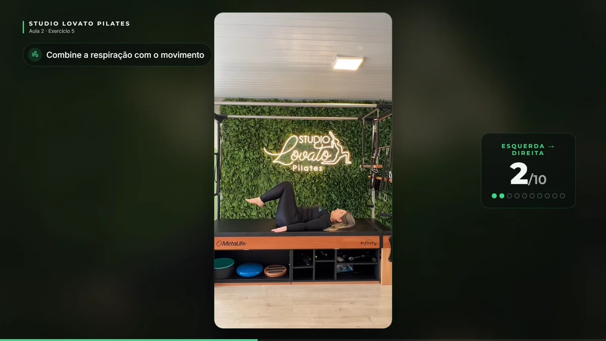 Frame real do curso: joelhos dobrados fazendo pequenos círculos, com o card de instrução “Pequenos círculos com os joelhos” e o contador de repetições no ecrã.