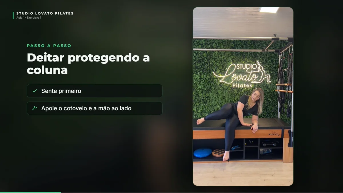 Frame real do curso: Pricila deitada no tapete, fundo verde-escuro, com o card de instrução “Deitar protegendo a coluna” no ecrã.