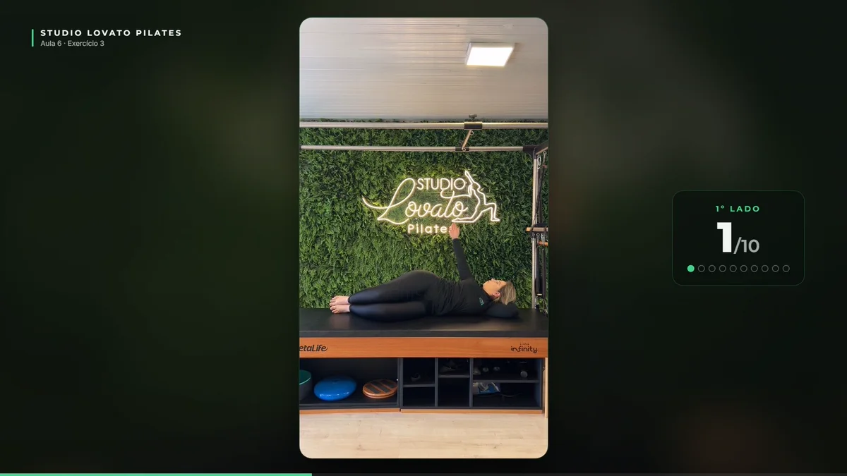Frame real do curso: Pricila deitada de lado abrindo o tronco, com o card de instrução “Como se abrisse um livro” no ecrã.